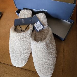 Universal Thread Beige Fuzzy Slippers 8.5 Org.95
